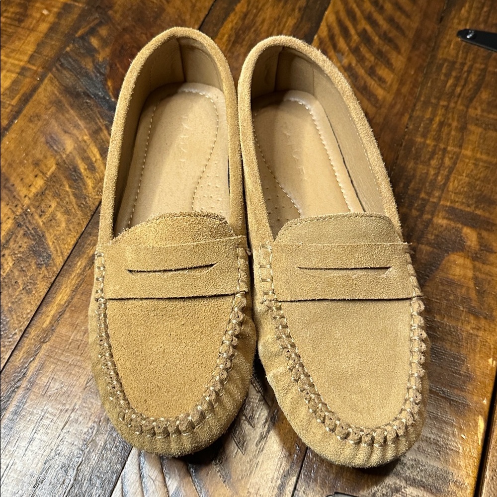 Tahari Tan Suede Driving Moccasins Loafers - Picture 2 of 7